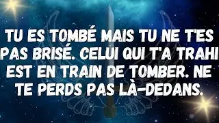 Tu es tombé mais tu ne t'es pas brisé  Celui qui t'a trahi est en train de tomber  Ne te perds pas l