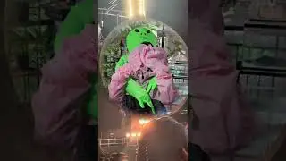inflatable alien costume got caught by coldplay kiss cam #coldplay # #halloween  #inflatablecostume