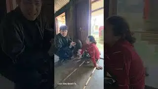 người đ&agrave;n b&agrave; đi đải v&agrave;ng nui con