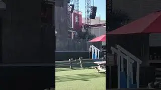 Сцена Calico преображается в рамках подготовки к празднику Peanuts Celebration в парке Knott's Be...