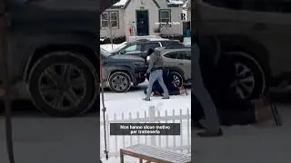 Agenti dell'Ice arrestano un automobilista a Minneapolis. I presenti: 