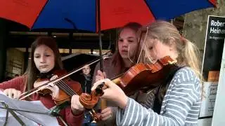 M&auml;dchenkonzert mit Geigen vorm Mercado Altonale 2011.MOV