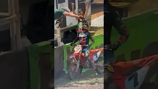 Aaron plessinger gets a sideline refresher from a fan 🍺 #washougal #motocross #2024