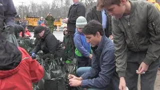 PM lends a hand in Ottawa flood zone