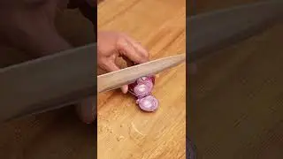 Stop crying while cutting onions with this one trick #lifehacks #kitchenhacks #diy