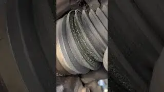 Повторяющиеся щелчки или потрескивания при повороте могут быть вызваны приводным валом.