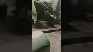 Liburan ke rumah saudara, masih pakai sumur katrol. 