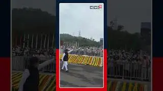 Премьер-министр Моди лично прошел весь маршрут парада, тепло общаясь с собравшимися по пути толпами