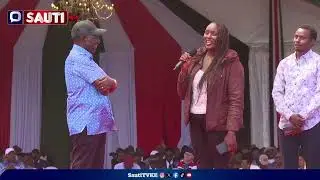 President Ruto interacts with Nyota beneficiary at Kasarani