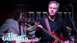 Antony Blinken plays Rockin&rsquo; in the Free World in Kyiv bar