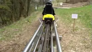 Fette Abfahrt auf der Sommerrodelbahn 