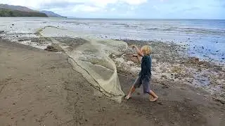 Solan, apprenti p&ecirc;cheur, apprend &agrave; lancer un &eacute;pervier