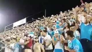 Torcida bicolor fazendo a festa