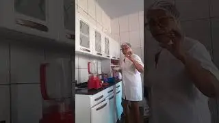 Fazendo bolo de mandioca 