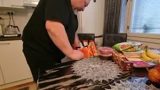 Ostettiinko kaupasta mitään järkevää. Katsotaan.