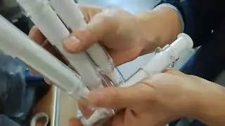 Desktop horizontal round syringe label applicator
