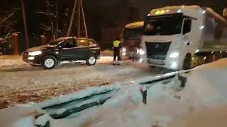 Внедорожник вытащил фуру в Новопетровское на трассе А-108. Последствия снегопада