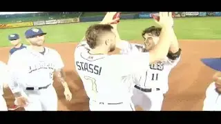 Kingery extends streak with walk-off single