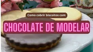 Como cobrir biscoitos com chocolate de modelar