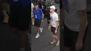 Jannik Sinner cerca di vedere il match di Musetti ma ha problemi con la TV - Australian Open 2026 🦊