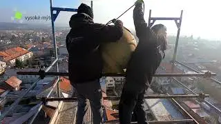 Vysoké Mýto / Pražská věž je po 139 letech bez makovice