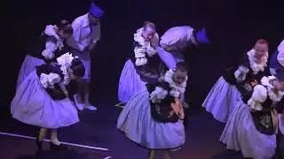 Extrait de danse en costume bleu