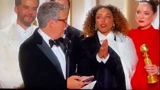 O diretor Kl&eacute;ber Mendon&ccedil;a Filho recebe o Globo de Ouro pelo filme 