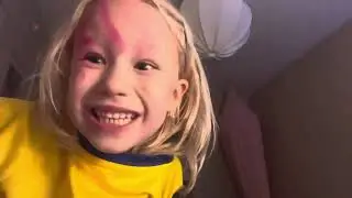 Sminkning nummer tv&aring; med g&auml;st av Alfred (storebror) 