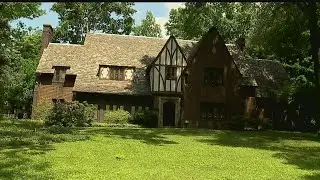More than 100 people explore historic homes in Youngstown