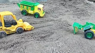 MOBIL TRUK MENDAPAT PROYEK PENIMBUNAN JALAN RUSAK