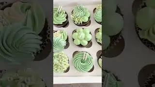 GREEN 💚 #cupcake #youtubeshorts #luxe #buttercream #bakery #foryou #shorts #cooking