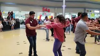 Alumnos Bailando en PERIFERICO (Cumbia Texana) Reynosa