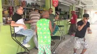 Una parte de la población se alista para viajar al interior