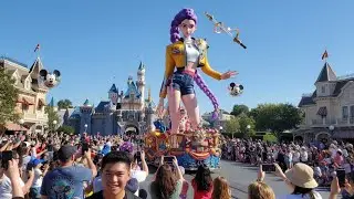Гигантский охотник на демонов из KPop блистает на параде в честь Дня Диснейленда