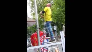 Dortmund Fan hisst die Bayern Flagge