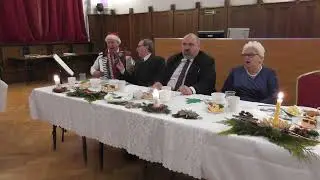 23 grudnia 2025 r., Wigilia senior&oacute;w, gra na akordeonie  Henryk Poloczek i śpiewa z Adamem Labusem