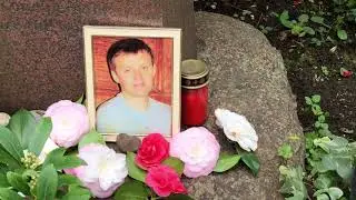 Wasfi takes flowers to Sasha Litvinenko&rsquo;s grave in Highgate Cemetary