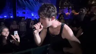 Dylan Minnette Goes Into the Crowd at SDSU Cal Coast Credit Union Singing &ldquo;She&rsquo;s An Actress&rdquo;