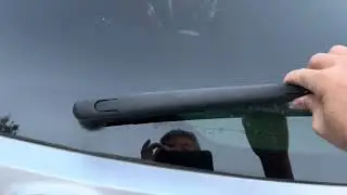 Change rear wiper on a Hyundai Santa Fe Ultimate Limited 2017