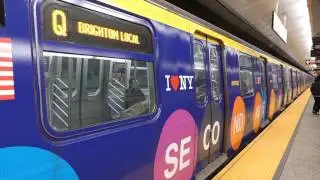IND 63rd St Line: R160B Siemens 2nd Ave Wrap Q Train at Lexington Ave-63rd St (Southbound-Weekend)