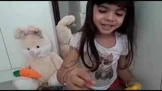 Abrindo meu brinquedo Crusty barra de chocolate estragado.