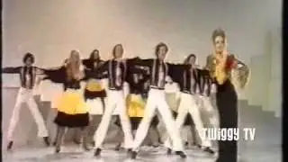 TWIGGY performs Glenn Miller's IN THE MOOD (1975)