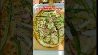 Flammkuchen mit gr&uuml;nem und wei&szlig;en Spargel