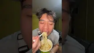 Makan di Sleeper Bus