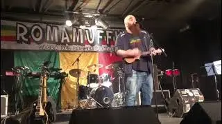 Brucio la ganja ukulele version at Romamuffin 22/10/22 Roma acrobax