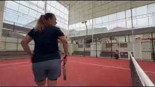 Papaku main padel atau tennis di kota jarkata