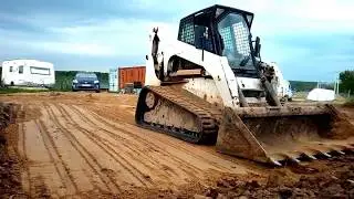 Прямая техника криво не сделает. Отсыпка и выравнивание участка. Бобтанк.рф.