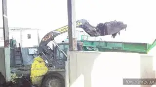 Spreading Manure with a Pikrite spreader and a New holland T7030