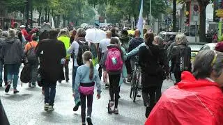 25.09.2021 Demo Berlin Querdenken im Demozug gegen Coronama&szlig;nahmen Protest Eltern stehen auf