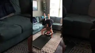 Alternating single leg extensions in tripod